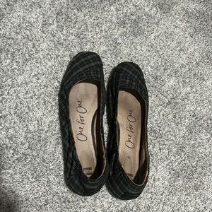 Women’s black/grey TOMS flats - size 9